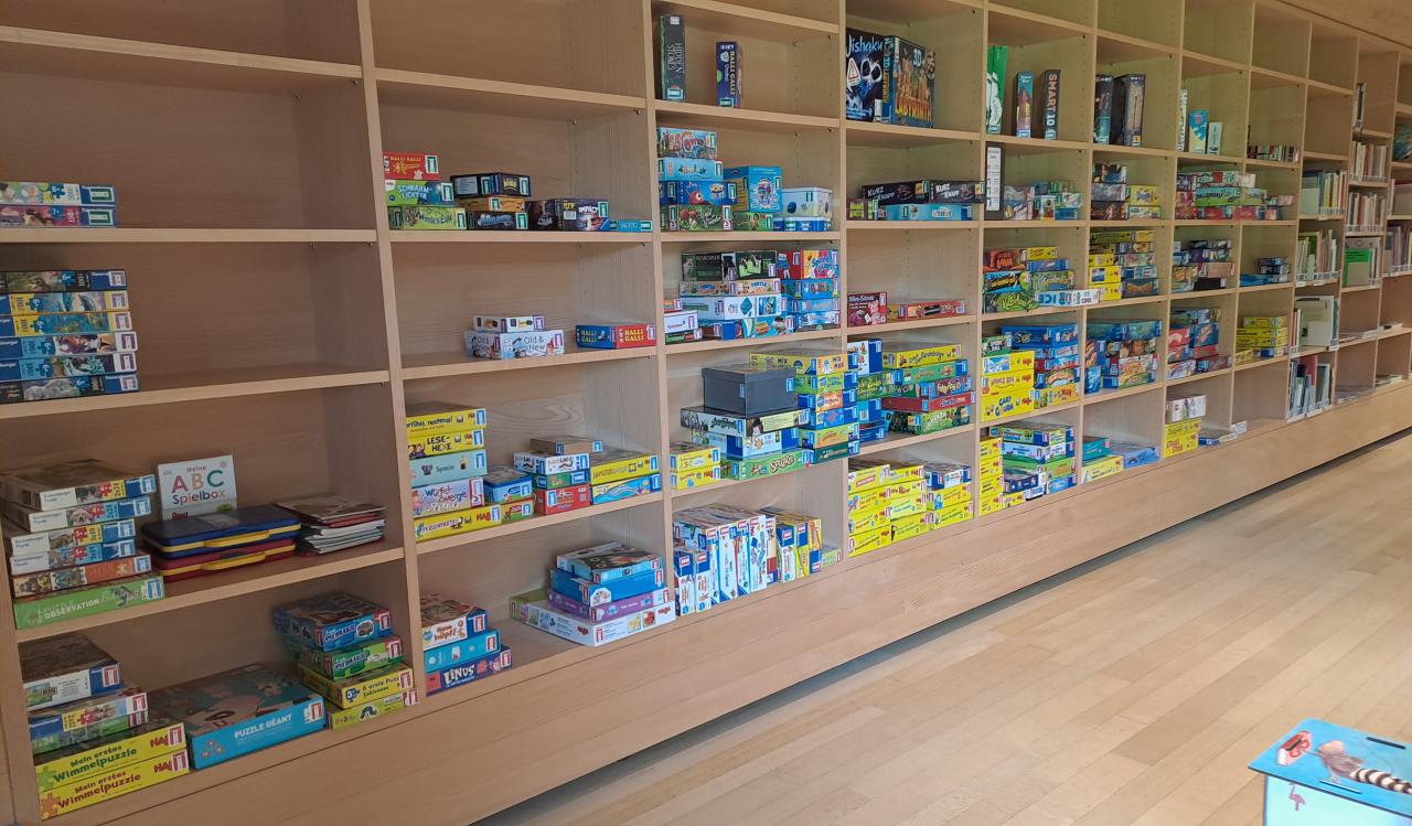 Regle an einer Wand mit Spielen befüllt