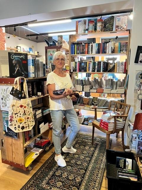Eine Frau steht vor einem Bücherregal